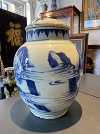 Un pot couvert en porcelaine de Chine en bleu et blanc &agrave; d&eacute;cor narratif, &eacute;poque Transition