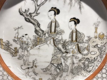 Een paar Chinese famille rose eierschaal borden met fijn grisaille en verguld decor, Yongzheng merk en periode