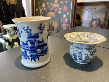 Un pot &agrave; pinceaux et un crachoir en porcelaine de Chine en bleu et blanc, Kangxi