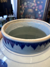 Un pot couvert en porcelaine de Chine en bleu et blanc &agrave; d&eacute;cor narratif, &eacute;poque Transition