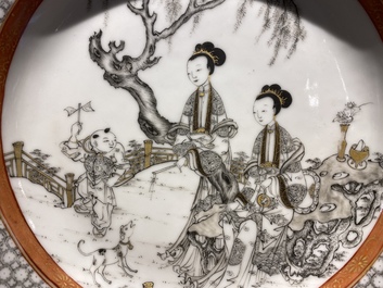 Een paar Chinese famille rose eierschaal borden met fijn grisaille en verguld decor, Yongzheng merk en periode