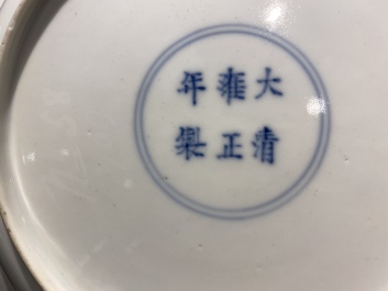 Une paire d'assiettes en porcelaine de Chine famille rose coquille d'oeuf, marque et &eacute;poque de Yongzheng