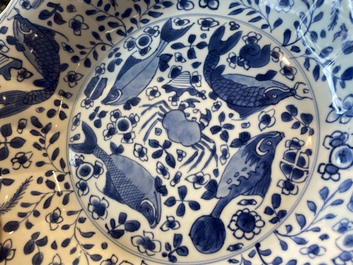 Une paire de plats godronn&eacute;s en porcelaine de Chine en bleu et blanc &agrave; d&eacute;cor de poissons, Kangxi