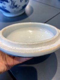 Un pot couvert en porcelaine de Chine en bleu et blanc &agrave; d&eacute;cor narratif, &eacute;poque Transition