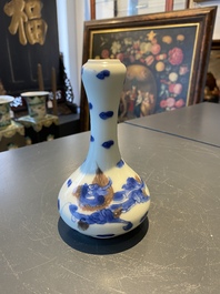 Un vase en porcelaine de Chine en bleu, blanc et rouge de cuivre, Kangxi