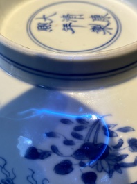 Un bol en porcelaine de Chine en bleu et blanc &agrave; d&eacute;cor 'sanduo', marque et &eacute;poque de Kangxi
