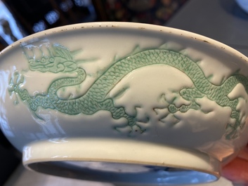 Een Chinees bord met gekerfd en groen-geglazuurd drakendecor, Hongzhi merk, Ming