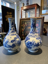 Une paire de vases de forme bouteille en porcelaine de Chine en bleu et blanc &agrave; d&eacute;cor de Wang Xizhi, &eacute;poque Transition
