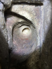Een Chinese vergulde bronzen figuur van Guandi, Ming