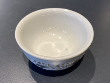 Un bol ajour&eacute; et &agrave; double parois en porcelaine de Chine en rouge de cuivre et c&eacute;ladon, Yongzheng