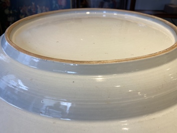 Een uitzonderlijk grote Chinese famille rose 'Keizer Yang' schotel, Yongzheng