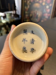 Un vase en porcelaine de Chine en bleu, blanc et rouge de cuivre, marque de Kangxi, 19/20&egrave;me
