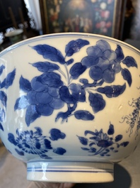 Un bol en porcelaine de Chine en bleu et blanc &agrave; d&eacute;cor 'sanduo', marque et &eacute;poque de Kangxi