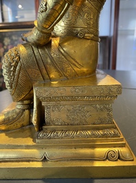 Een Chinese vergulde bronzen figuur van Guandi, Ming