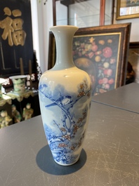 Een Chinese blauw-witte en koperrode vaas met eksters op prunustakken, Kangxi merk, 19/20e eeuw