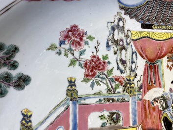 Een uitzonderlijk grote Chinese famille rose 'Keizer Yang' schotel, Yongzheng