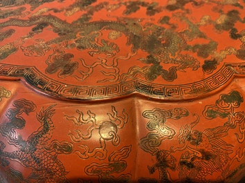 Une grande bo&icirc;te couverte lob&eacute;e en laque polychrome qiangjin et tianqi &agrave; d&eacute;cor de dragons, Chine, Kangxi/Qianlong