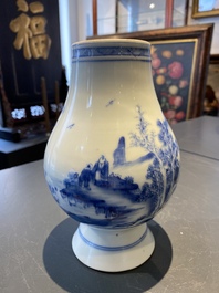 Een Chinese blauw-witte vaas met figuren in een landschap, Yongzheng merk en periode