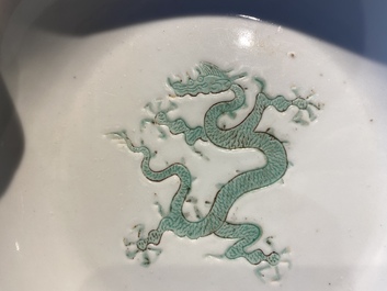 Een Chinees bord met gekerfd en groen-geglazuurd drakendecor, Hongzhi merk, Ming