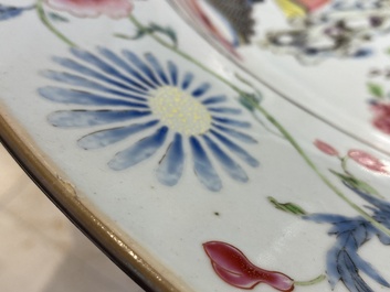 Een uitzonderlijk grote Chinese famille rose 'Keizer Yang' schotel, Yongzheng