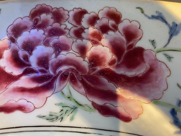 Een uitzonderlijk grote Chinese famille rose 'Keizer Yang' schotel, Yongzheng