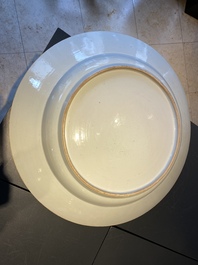 Een uitzonderlijk grote Chinese famille rose 'Keizer Yang' schotel, Yongzheng