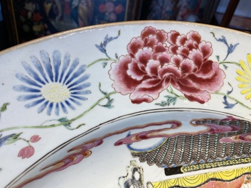 Un tr&egrave;s important plat en porcelaine de Chine famille rose &agrave; d&eacute;cor de l'Emp&eacute;reur Yang, Yongzheng