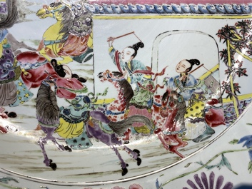 Un tr&egrave;s important plat en porcelaine de Chine famille rose &agrave; d&eacute;cor de l'Emp&eacute;reur Yang, Yongzheng