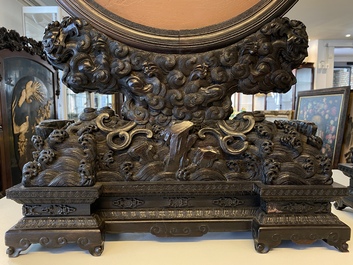 Une paire d'&eacute;crans de table en bois aux m&eacute;daillons orn&eacute; de pierre &agrave; savon et d'os, Chine, 18/19&egrave;me