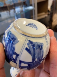 Un vase en forme de lotus en porcelaine de Chine en bleu et blanc, Kangxi