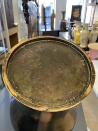 Een Chinese bronzen 'meiping' vaas met draken op de schouder, Kangxi