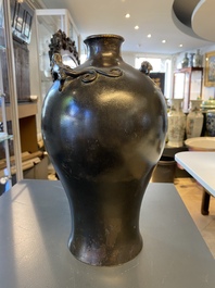 Un vase de forme 'meiping' en bronze figurant des dragons appliqu&eacute;s en relief, Kangxi