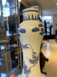 Un vase de forme bouteille en porcelaine de Chine en bleu et blanc de type kraak de l'&eacute;pave 'Hatcher', &eacute;poque Transition