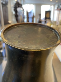 Een Chinese bronzen 'meiping' vaas met draken op de schouder, Kangxi