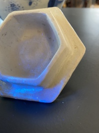 Een grote Chinese blauw-witte hexagonale theepot met deksel, Transitie periode