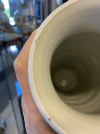 Un vase de forme rouleau en porcelaine de Chine en bleu et blanc &agrave; d&eacute;cor d'antiquit&eacute;s, &eacute;poque Transition