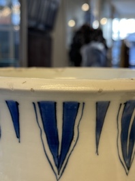 Een Chinese blauw-witte rouleau vaas met antiquiteiten, Transitie periode