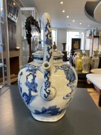 Een grote Chinese blauw-witte hexagonale theepot met deksel, Transitie periode