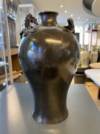 Een Chinese bronzen 'meiping' vaas met draken op de schouder, Kangxi