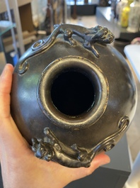 Een Chinese bronzen 'meiping' vaas met draken op de schouder, Kangxi