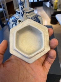 Een grote Chinese blauw-witte hexagonale theepot met deksel, Transitie periode