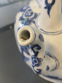 Een grote Chinese blauw-witte hexagonale theepot met deksel, Transitie periode