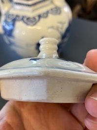 Une th&eacute;i&egrave;re couverte en porcelaine de Chine en bleu et blanc, &eacute;poque Transition