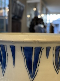 Un vase de forme rouleau en porcelaine de Chine en bleu et blanc &agrave; d&eacute;cor d'antiquit&eacute;s, &eacute;poque Transition