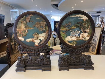 Een paar Chinese houten tafelschermen met medaillons met zeepsteen en been belegd, 18/19e eeuw