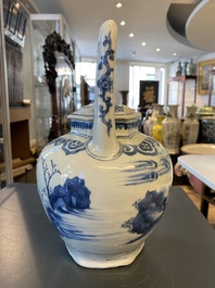 Een grote Chinese blauw-witte hexagonale theepot met deksel, Transitie periode