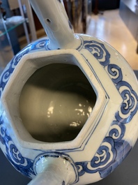 Een grote Chinese blauw-witte hexagonale theepot met deksel, Transitie periode