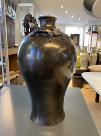 Een Chinese bronzen 'meiping' vaas met draken op de schouder, Kangxi