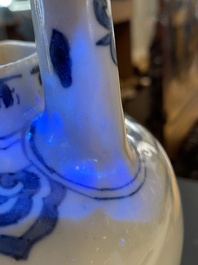 Une th&eacute;i&egrave;re couverte en porcelaine de Chine en bleu et blanc, &eacute;poque Transition