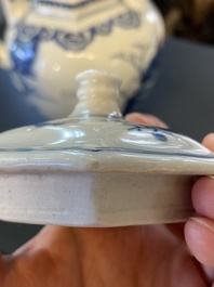 Une th&eacute;i&egrave;re couverte en porcelaine de Chine en bleu et blanc, &eacute;poque Transition